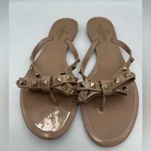 AUTHENTIC Valentino Rockstud PVC Flat Thong Sandals - POUDRE taupe color - Sz41